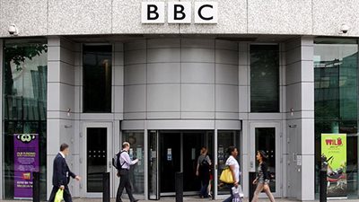 “ألزق نفسك بصمغ”.. محتجون على تغطية الـ”بي بي سي” يحاصرون مبني الهيئة في لندن