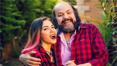 إيمي طلعت زكريا تعبر عن حزنها أثناء تشييع والدها لمثواه الأخير (صورة)