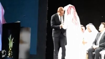 تركي آل الشيخ يداعب عمرو دياب: “يا جماعة أصغر مني” (فيديو)