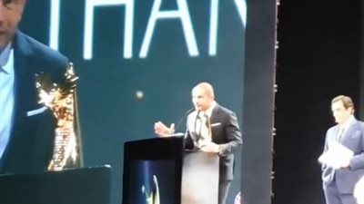 شاهد.. رومانسية عمرو دياب ودينا الشربيني أثناء تكريمه حفل موسم الرياض (صورة)