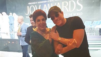 شاهد قبلة فاندام للفنانة رجاء الجداوي في افتتاح فعاليات موسم الرياض بالسعودية  (فيديو)