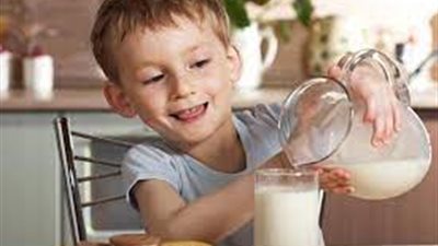 يزيد الوزن ويسبب حب الشباب.. أضرار الإفراط في تناول اللبن