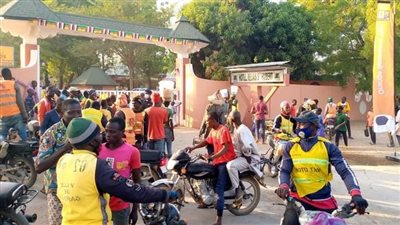 الجماهير الكاميرونية تحاصر مقر إقامة منتخب مصر بسبب محمد صلاح