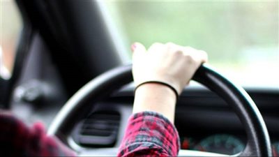 مدربة قيادة سيارات توضح الفوائد المجتمعية لتعلم المرأة قيادة السيارة | فيديو 