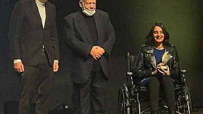 أحمد حلمي يهنئ الكاتبة والمخرجة دينا حمزة لحصولها على جائزة ساويرس لأفضل سيناريو