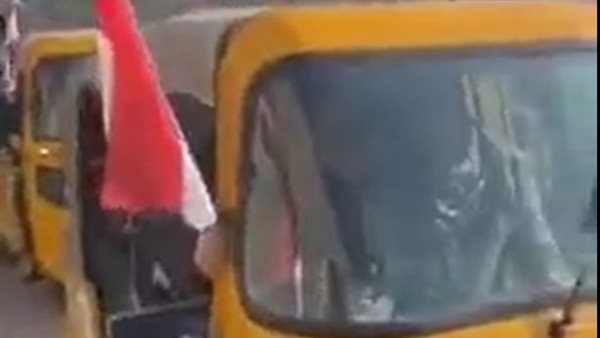 نواب يصلون البرلمان