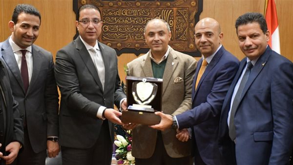 محافظ الفيوم يستقبل