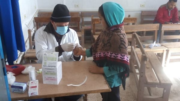 الكشف الطبي على تلاميذ