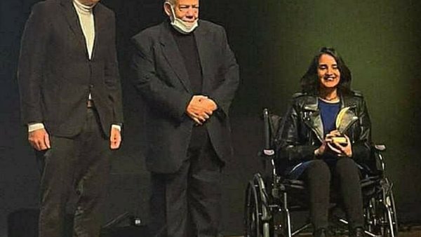 دينا حمزة تتسلم الجائزة