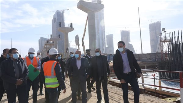 وزير النقل خلال الجولة