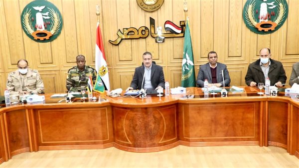 جانب من اجتماع محافظ