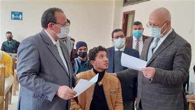 رئيس جامعة بنها يتفقد سير الامتحانات بالكليات ويؤكد توفير سبل الراحة للطلاب