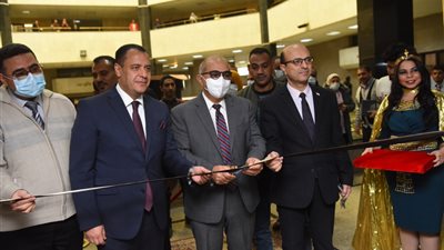 رئيس جامعة أسيوط يفتتح معرض 61 لإظهار الهوية البصرية للجامعة