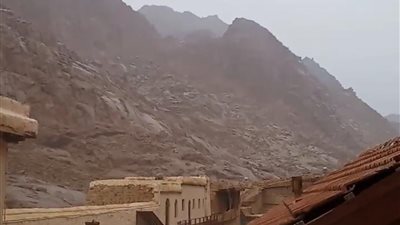 سقوط أمطار متوسطة على سانت كاترين والمحافظة ترفع درجة الاستعداد