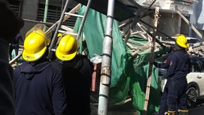 دون إصابات.. تهشم 9 سيارات في انهيار سقالات تطوير مبنى أثري ببورسعيد | صور وفيديو 