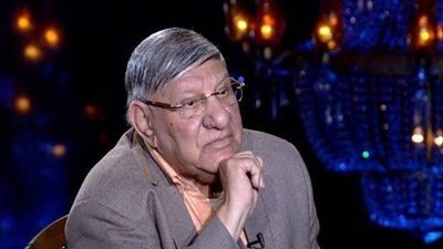 لما أنا جيت كان المفروض تقفي.. مفيد فوزي يحرج مذيعة mbc مصر على الهواء| فيديوجراف