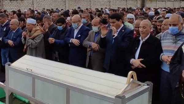 محافظ بني سويف يتوسط