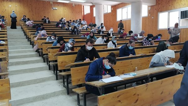 امتحانات طلاب جامعة