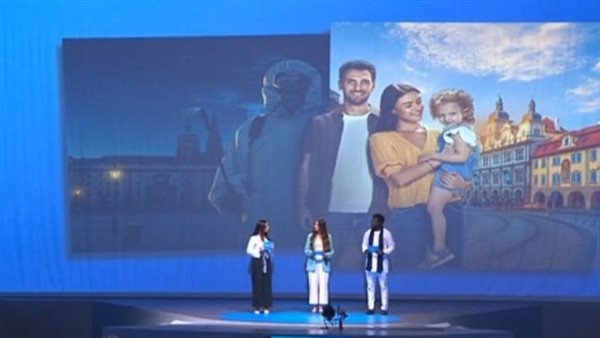 شباب من دول مختلفة