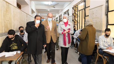 نائب رئيس جامعة عين شمس يتفقد امتحانات الفصل الدراسي الأول بكلية الآداب