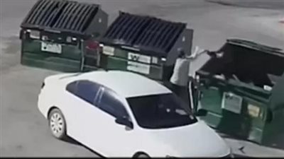 تجردت من مشاعر الأمومة.. امرأة تلقي رضيعتها في النفايات 