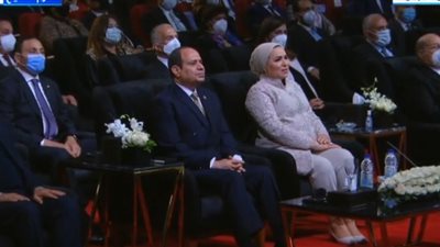 فقرات غنائية راقصة.. السيسي يشاهد عروض مسرح شباب العالم | صور