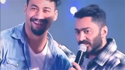 صديقة بردو؟.. تامر حسني يمازح أحد الجماهير في حفله بجامعة المستقبل 