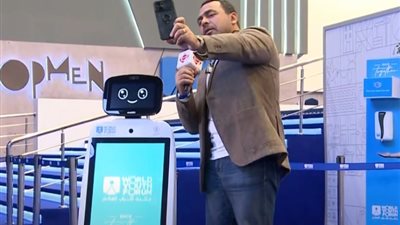 يوسف الحسيني يلتقي الروبوت Duet بعد ترحيبه بالرئيس السيسي خلال منتدى شرم الشيخ