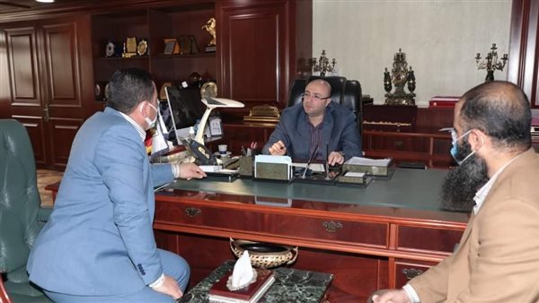 محافظ بني سويف ومسؤولي