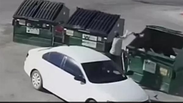 أم تلقي رضيعها في