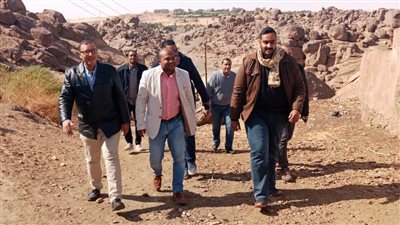 نائب محافظ أسوان يتابع أعمال الإنشاءات بجزيرة هيسا ويستمع لمطالب الأهالي