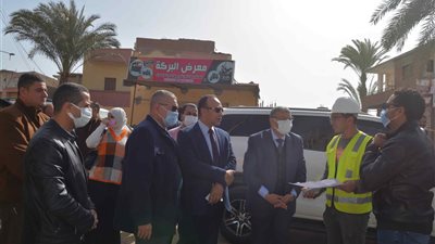محافظ المنيا يتابع مشروعات حياة كريمة بقرية جريس