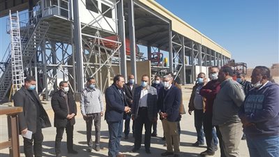 محافظ المنيا يتابع أعمال تطوير مصنعي تدوير المخلفات الصلبة والعسل الأسود بتونا الجبل