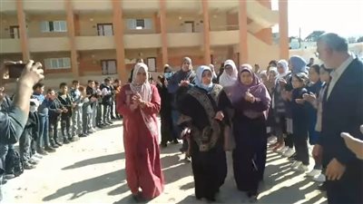وفاء الطفولة.. تلاميذ ابتدائي ينظمون ممرًا شرفيًا لمعلمة أحيلت على المعاش بشمال سيناء |فيديو 