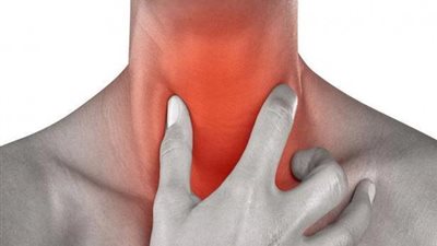 بقع بيضاء على اللسان.. أعراض الإصابة بسرطان الحلق