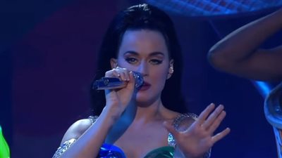 كاتي بيري توقع على مؤخرة أحد معجبيها في حفلها بـ لاس فيجاس | فيديوجراف