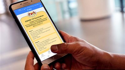 ماليزيا تعتقل شخصا يبيع شهادات التطعيم الرقمية