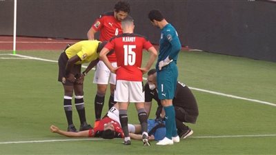 إصابة أكرم توفيق بكدمة في الركبة واللاعب يخضع لفحص طبي