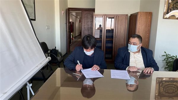 جانب من التوقيع 