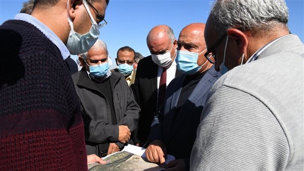 وزير النقل خلال الجولة