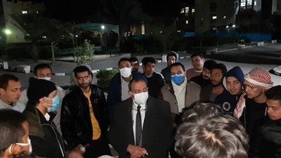 رئيس جامعة بني سويف يلتقي عددًا من الطلاب في زيارة مفاجئة للمدينة الجامعية | صور
