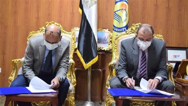 رئيس الجامعة يوقع