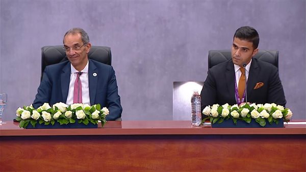 وزير الاتصالات خلال