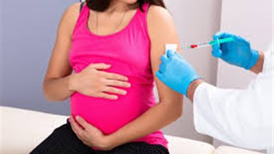 شركة بريطانية توقف 3 تجارب للقاح الفيروس المخلوي التنفسي على النساء الحوامل