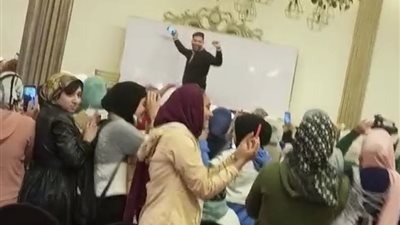 عقِب معلمة المنصورة.. مدرس يرقص وسط الطلاب بالمنوفية والأمن يحقق معه | فيديو