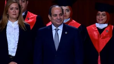 السيسي يكرم عددًا من خريجي الأكاديمية الوطنية للتدريب ويلتقط صورًا تذكارية معهم |بث مباشر