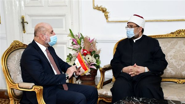 وزير الأوقاف مع قاضي