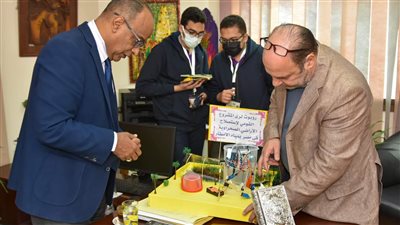 طلاب يبتكرون روبوتا لري الأراضي الزراعية وسيارة ذكية لمنع تلوث البيئة ببورسعيد | صور 