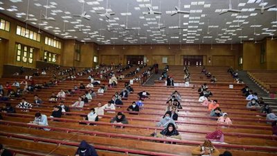 9674 طالبًا يؤدون امتحانات الفصل الدراسي الأول بحقوق سوهاج| صور
