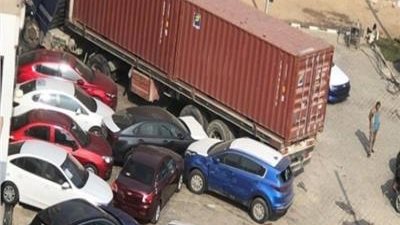 اصطدام سيارة نقل بعقار في حدائق أكتوبر 